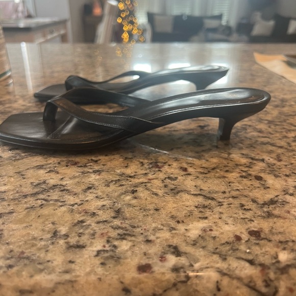 Toteme Black Leather heeled flip flops. Size 39. - Picture 3 of 7